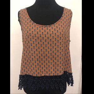 ⭐️Soprano taupe and navy cropped fringe top⭐️